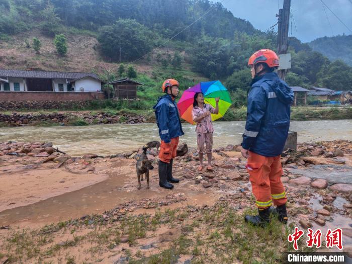 40名“火焰藍”冒雨挺進(jìn)閩西失聯(lián)山村疏散轉移300余人