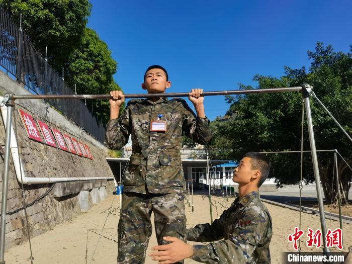 新兵尤云龍正在進(jìn)行器械訓練。　馬濤 攝