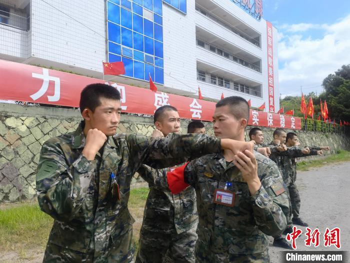 新兵尤云龍(左)不斷向一名合格軍人蛻變。　陳淼 攝