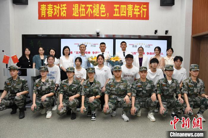 受邀功臣同師生代表合影。　漳州市退役軍人事務(wù)局供圖