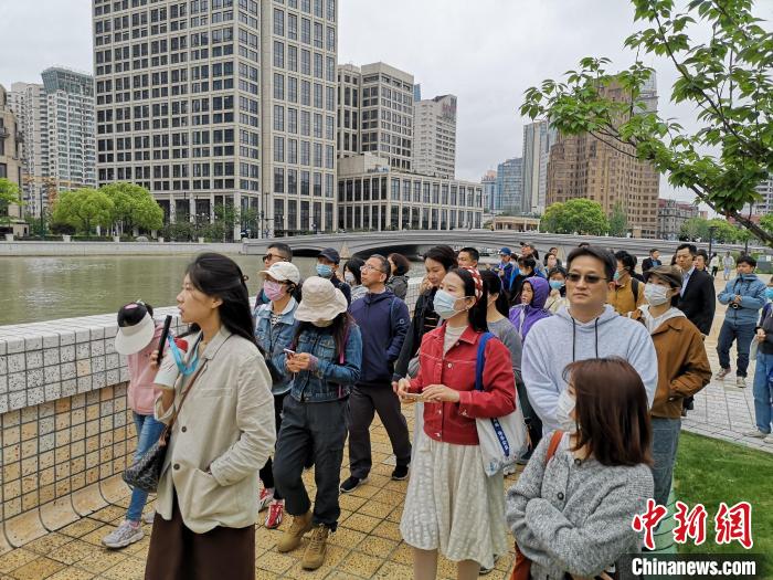 新階層人士走讀黃浦蘇州河沿岸。　范宇斌 攝