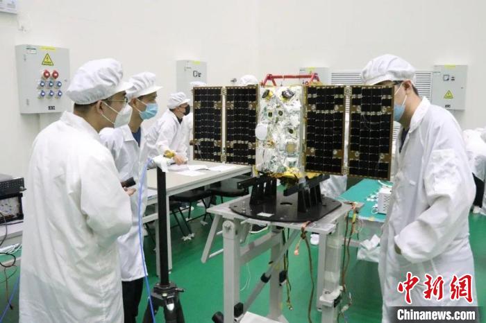 圖為大連1號—連理衛星試驗中。　大連理工大學(xué)供圖