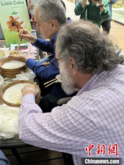 外交官們體驗做立夏餅。　華東師范大學(xué)供圖