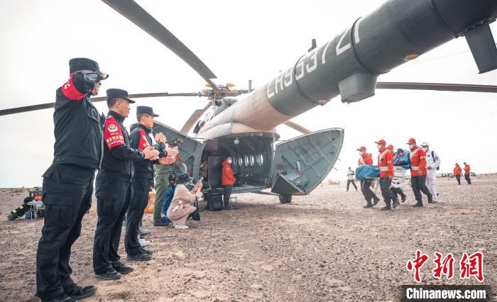 圖為阿拉善邊境管理支隊(duì)民警目送航天員登機(jī)離開(kāi)。　曠靖 攝