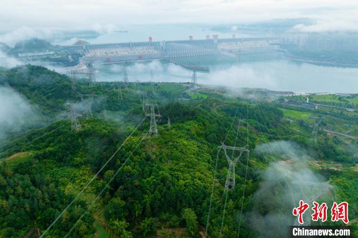 三峽輸電線(xiàn)路。　何偉 攝