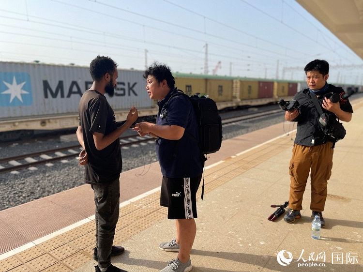 亞吉鐵路吉布提線(xiàn)工作人員介紹列車(chē)運營(yíng)情況。人民網(wǎng)記者 趙艷紅攝