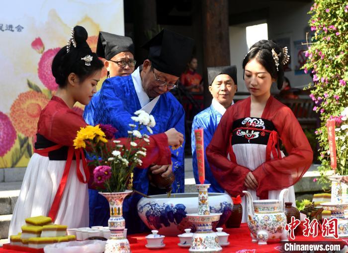 資料圖：圖為傳統重陽(yáng)祭酒儀式。　呂明 攝