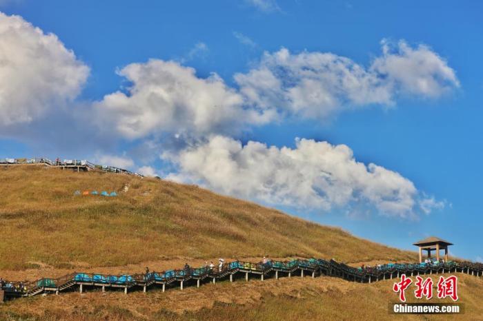 資料圖：圖為江西武功山高山草甸旁的登山步道，游客在登山。 劉力鑫 攝