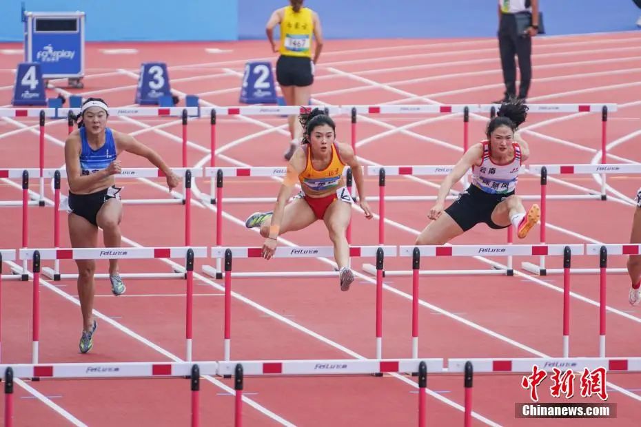 第一屆全國學生(青年)運動會田徑女子大學乙組100米欄決賽中，吳艷妮輕松奪冠。圖為吳艷妮在比賽中。陳冠言 攝