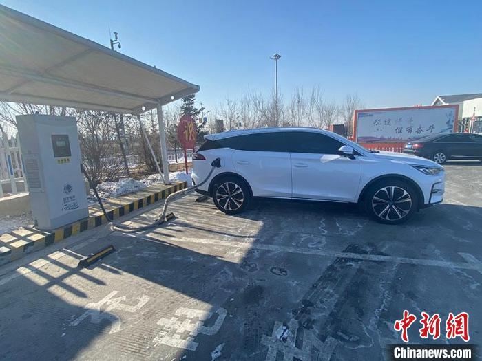 資料圖：新能源汽車(chē)正在充電。　李丹 攝