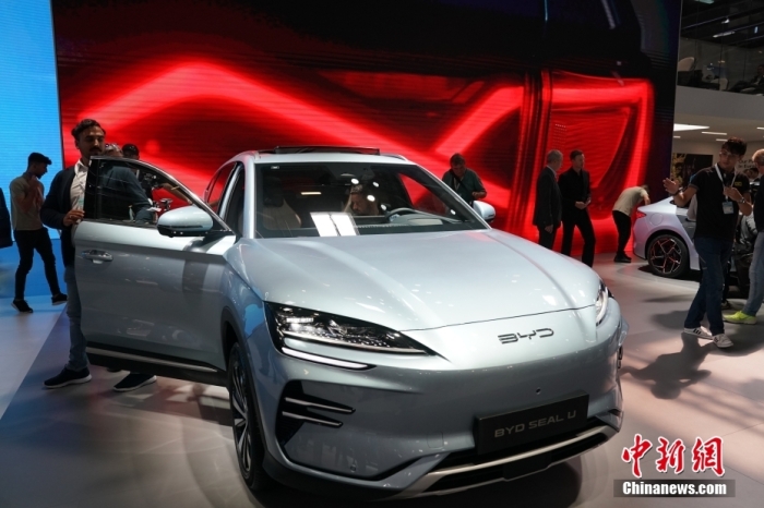 2023年德國國際汽車(chē)及智慧出行博覽會(huì )(IAA mobility)(亦簡(jiǎn)稱(chēng)慕尼黑國際車(chē)展)將于9月5日正式開(kāi)幕。在9月4日舉行的媒體日，記者看到諸品牌紛紛攜“拳頭”產(chǎn)品亮相。圖為當日比亞迪SEAL U在歐洲首秀。<a target='_blank' href='/'><p  align=