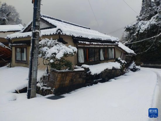 這是1月8日拍攝的日本能登半島地震災區珠洲市的街景。