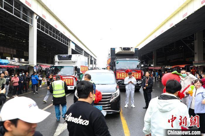 運載蔓越莓車(chē)隊前，不少民眾正在圍觀(guān)打卡。 王偉臣 攝