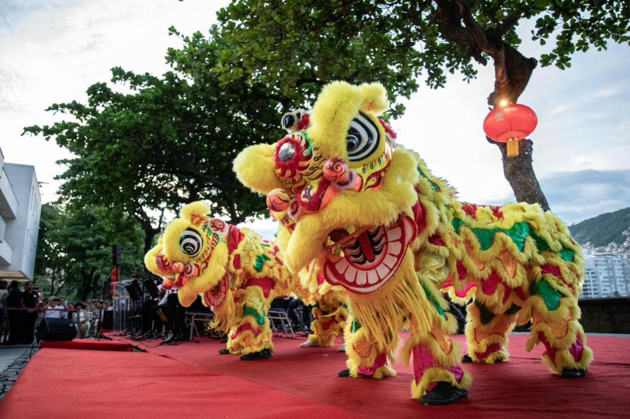 當地時(shí)間2月24日晚，2024年元宵節慶祝活動(dòng)在巴西里約熱內盧市科帕卡巴納要塞舉辦。巴西山河文化促進(jìn)中心供圖