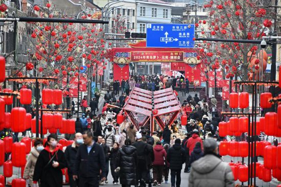 2024年2月18日，游客在2024年青島蘿卜·元宵·糖球會(huì )上消費、游玩。新華社記者李紫恒攝