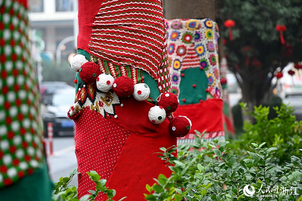 杭州市拱墅區獅虎橋路上的行道樹(shù)“穿”上了新裝。人民網(wǎng) 葉賓得攝