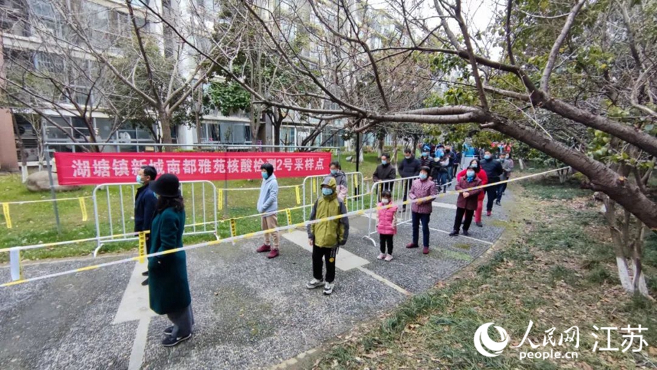 湖塘鎮(zhèn)黨員干部定點、定人、定崗、定責保障核酸檢測有序進行。 武進區(qū)委宣傳部供圖