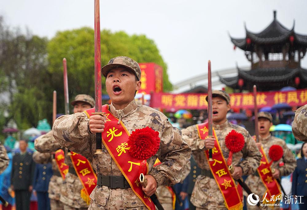 3月22日，新兵們高喊誓言、莊嚴亮劍。人民網(wǎng) 章勇濤攝