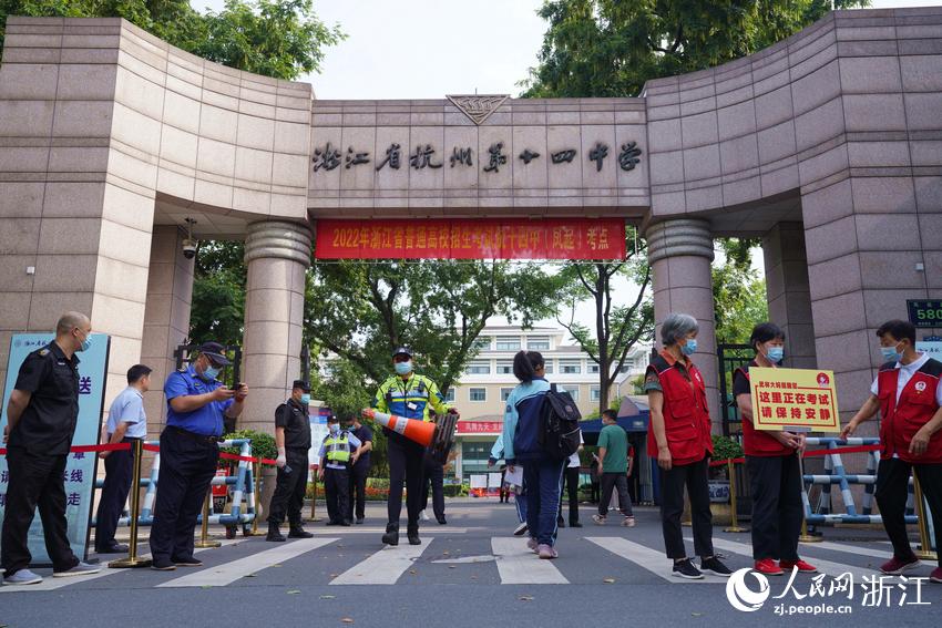 6月7日，考生陸續抵達杭州第十四中學(xué)（鳳起校區）考點(diǎn)。人民網(wǎng) 郭揚攝