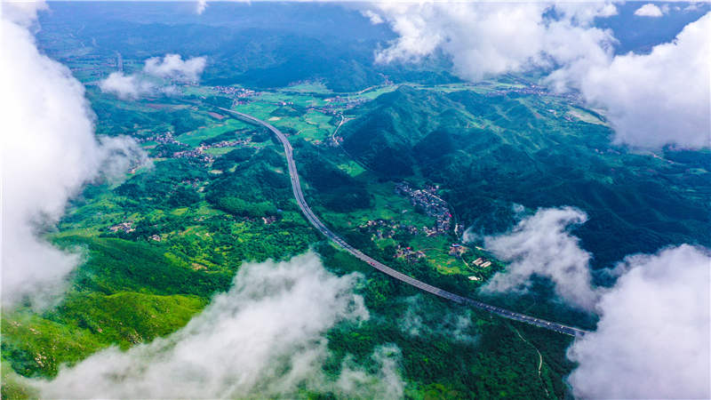 湖南省常寧市廟前鎮泉井村，云霧繚繞，青山蒼翠，公路蜿蜒，秀美如畫(huà)。周秀魚(yú)春攝