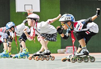 6月23日，邯鄲市邯山區實(shí)驗小學(xué)的學(xué)生在練習輪滑。 當日是國際奧林匹克日，該小學(xué)開(kāi)展了“我運動(dòng)、我健康、我快樂(lè )”為主題的體育活動(dòng)，通過(guò)足球、籃球、武術(shù)、輪滑、擊劍等運動(dòng)，讓學(xué)生們享受運動(dòng)健身的快樂(lè )，感受運動(dòng)的魅力。 河北日報通訊員 郝群英攝