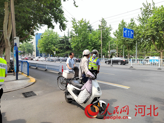 石家莊交警在查處非機動(dòng)車(chē)違章。人民網(wǎng)祝龍超攝