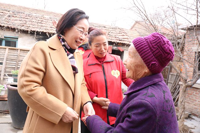 王桂英走訪(fǎng)已幫扶六年的齊陵街道北門(mén)村96歲孤寡老人孟秀英（左一為王桂英）