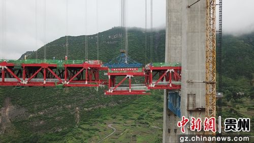 5月30日，貴州習水，世界山區峽谷第一高塔懸索橋——赤水河大橋最后一節鋼桁梁正在拼裝。赤水