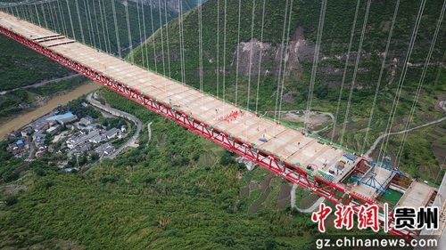 這三個(gè)圖說(shuō)寫(xiě)5月30日，貴州習水，世界山區峽谷第一高塔懸索橋——赤水河大橋順利合龍。