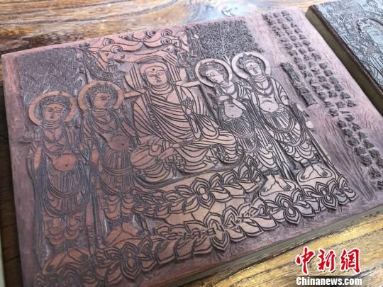 圖為創(chuàng  )作的敦煌壁畫(huà)題材的雕刻作品。　徐雪 攝