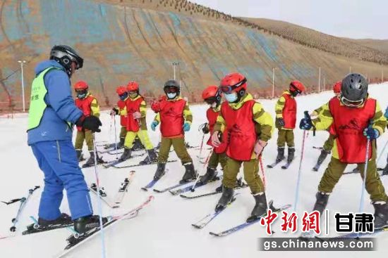 圖為天祝烏鞘嶺國際滑雪場(chǎng)游客享受冰雪運動(dòng)樂(lè )趣。