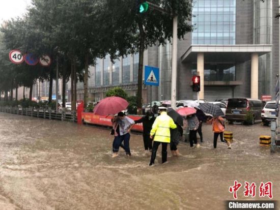 8月28日，青海省東部出現(xiàn)強降水天氣過程，其中西寧地區(qū)出現(xiàn)入汛以來雨量最大、強度最大的強降水過程。西寧交警供圖