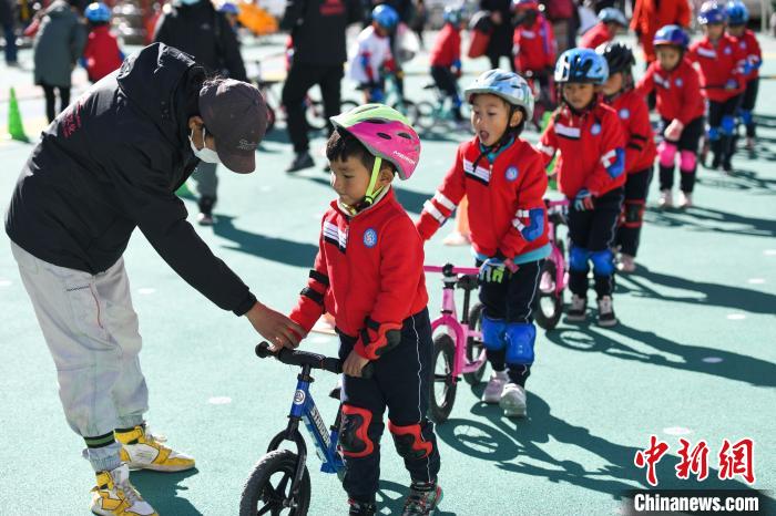 圖為拉薩市實(shí)驗(yàn)幼兒園孩子們?cè)诮叹毜闹笇?dǎo)下練習(xí)滑步車。　何蓬磊 攝