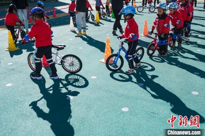 圖為拉薩市實(shí)驗(yàn)幼兒園孩子們正在練習(xí)滑步車。　何蓬磊 攝