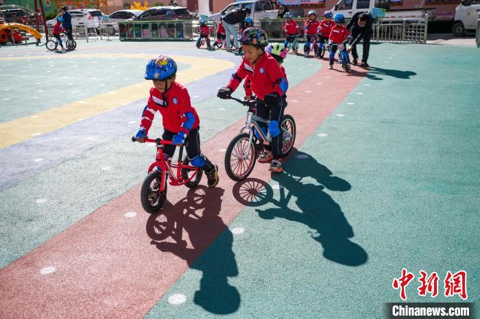 圖為拉薩市實(shí)驗(yàn)幼兒園孩子們正在練習(xí)滑步車。　何蓬磊 攝