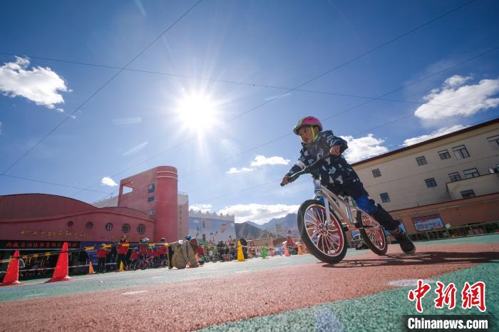 圖為拉薩市實(shí)驗(yàn)幼兒園孩子們正在練習(xí)滑步車。　何蓬磊 攝