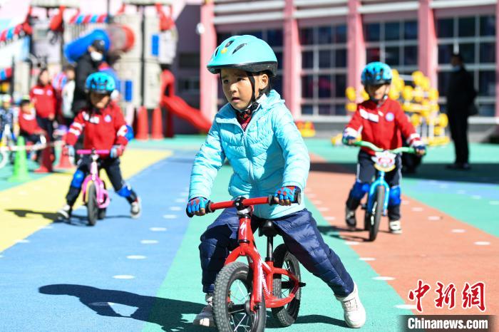 圖為拉薩市實(shí)驗(yàn)幼兒園孩子們正在練習(xí)滑步車。　何蓬磊 攝