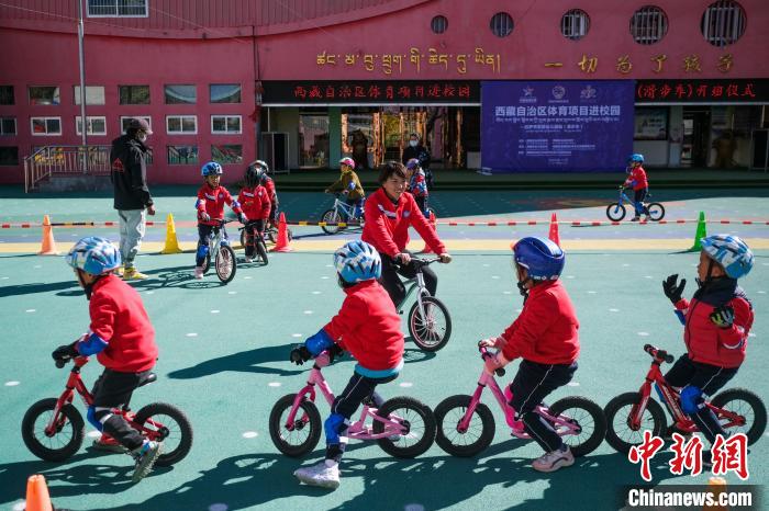 圖為拉薩市實(shí)驗(yàn)幼兒園孩子們正在練習(xí)滑步車。　何蓬磊 攝