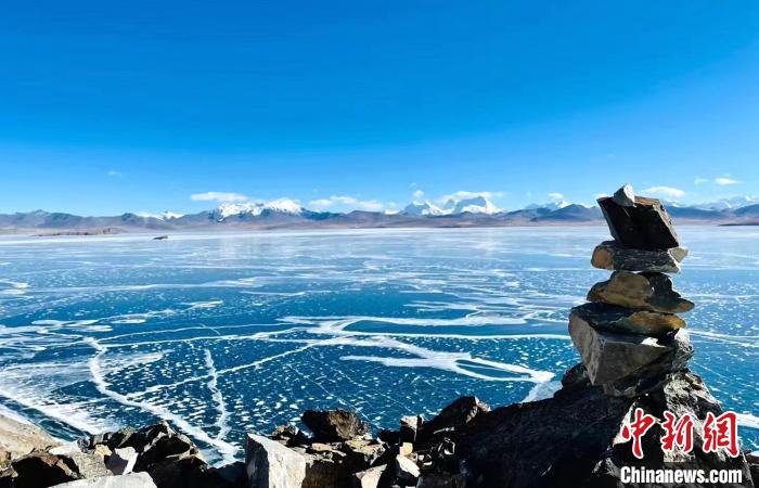 圖為普瑪江塘鄉(xiāng)境內(nèi)的雪山、冰湖美景。　浪卡子縣網(wǎng)信辦供圖