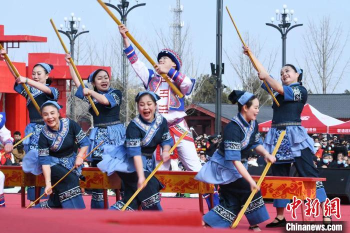 圖為廣西壯族打扁擔展演。　梁照曾 攝