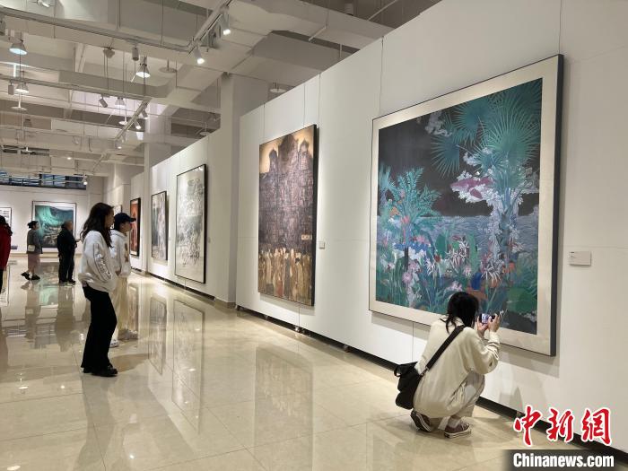 圖為全國青年教師中國畫學術邀請展吸引學生觀展。　鐘旖 攝