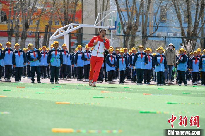 圖為學(xué)生在跳繩教練齊景龍的指導(dǎo)下做準(zhǔn)備運(yùn)動(dòng)。　貢嘎來松 攝