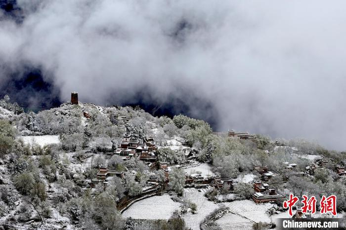 雪后的藏寨和碉樓構(gòu)成美麗的雪景。　降初澤郎 攝