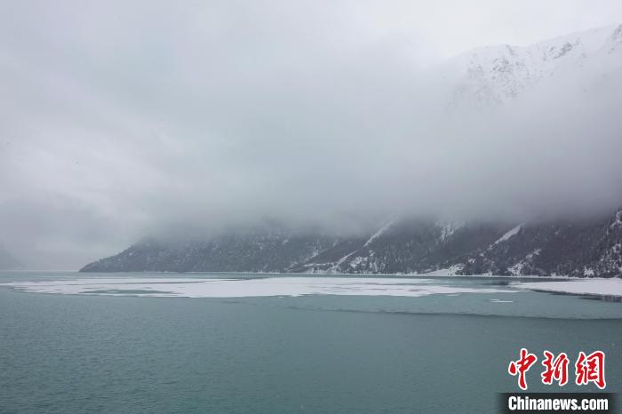 然烏湖春雪飄落。　冉文娟 攝