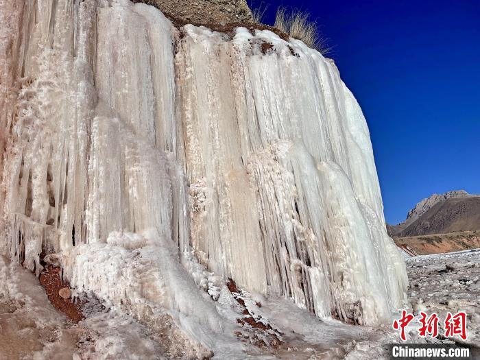 高海拔低氣溫青海雜多瀾滄江邊現“原生態(tài)”冰瀑景觀(guān)