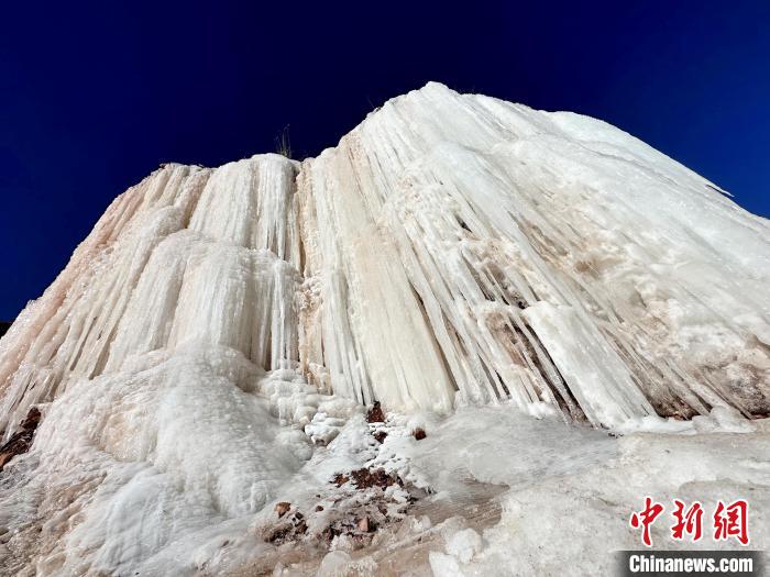 圖為冰瀑在陽(yáng)光映照下晶瑩剔透。　白日丁布江才 攝