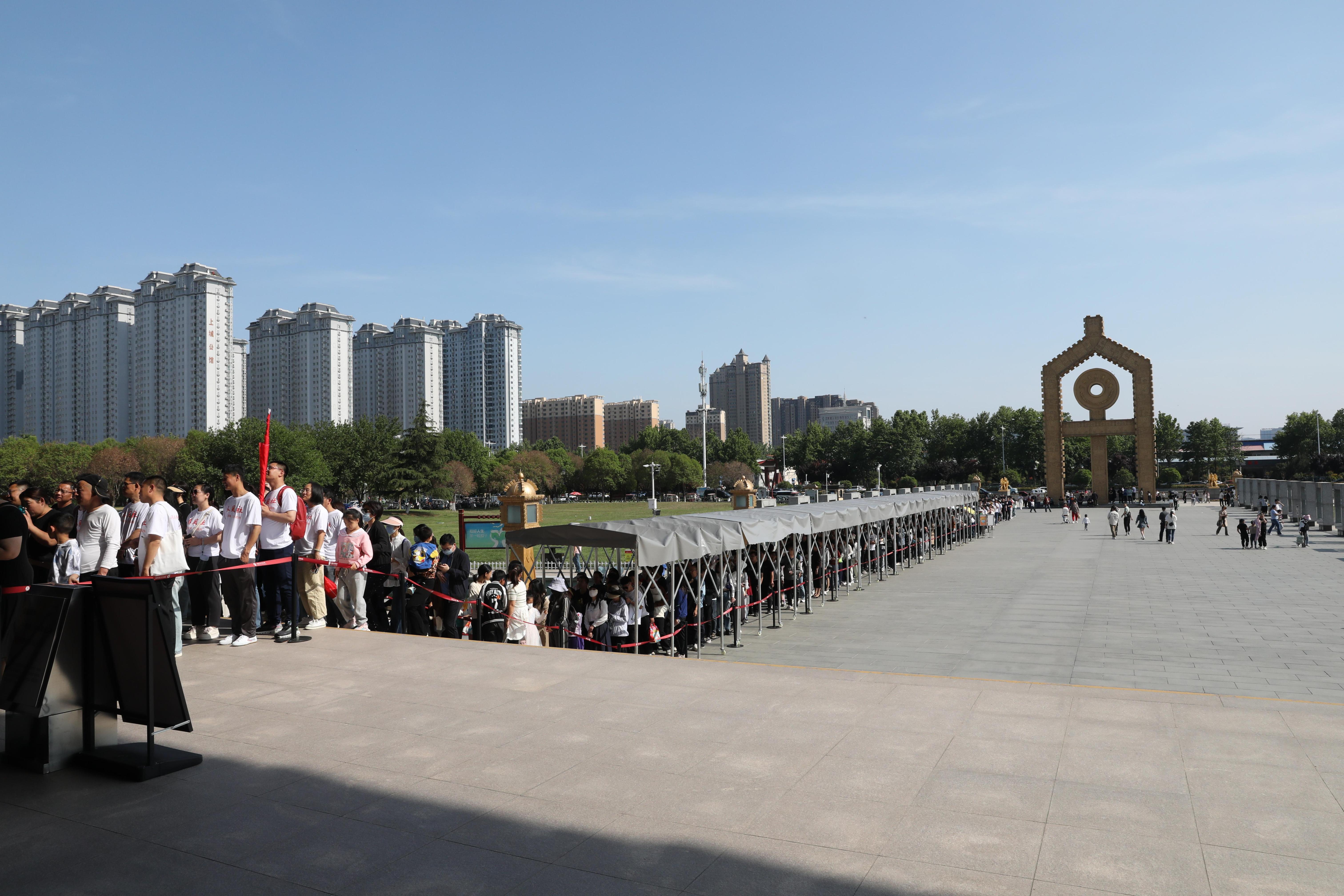 “五一”期間，中國文字博物館外游客有序排隊。中國文字博物館供圖