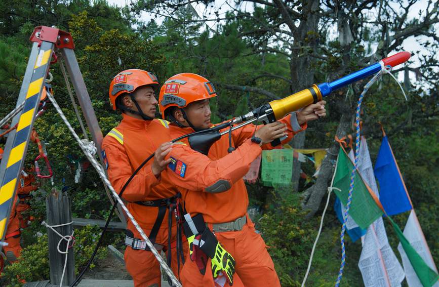 發(fā)射拋投器 。西繞拉翁攝