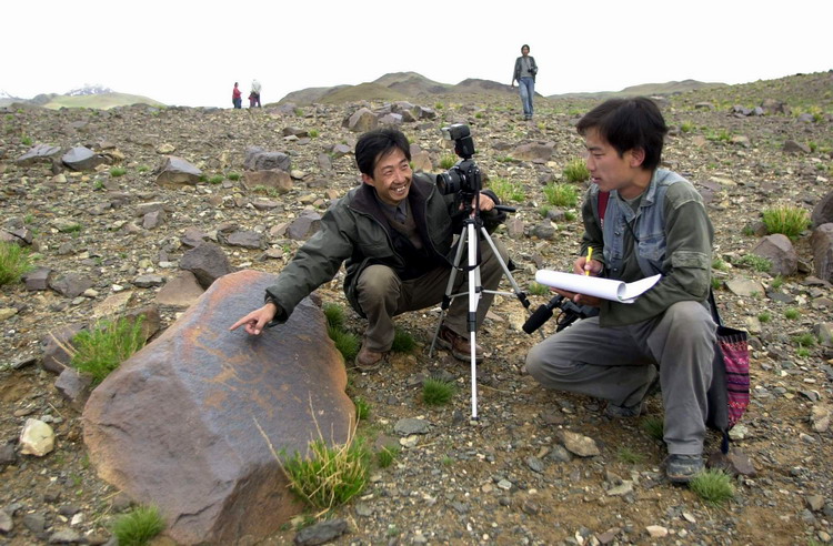 這是科考人員在考察加林山巖畫(huà)。（唐召明2001年攝）.jpg