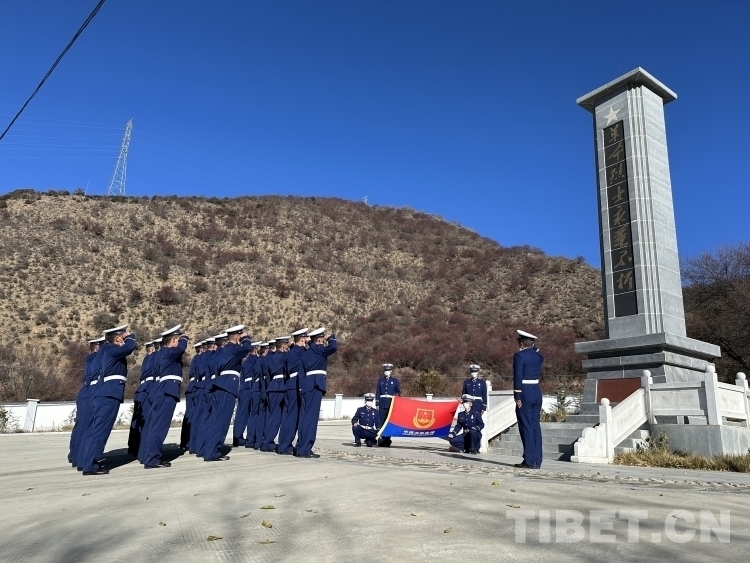 圖為 森林消防員隊員正在進(jìn)行重溫入隊誓詞.jpg